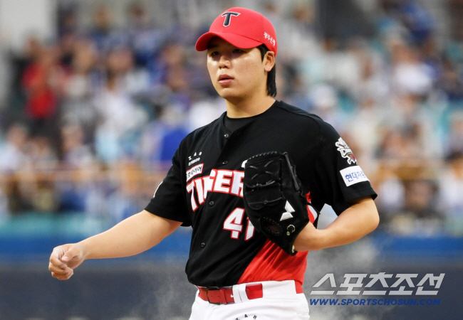 "팔꿈치 염증" 최악은 피했는데, 시즌 아웃 유력하다…KIA, 핵심 영건…