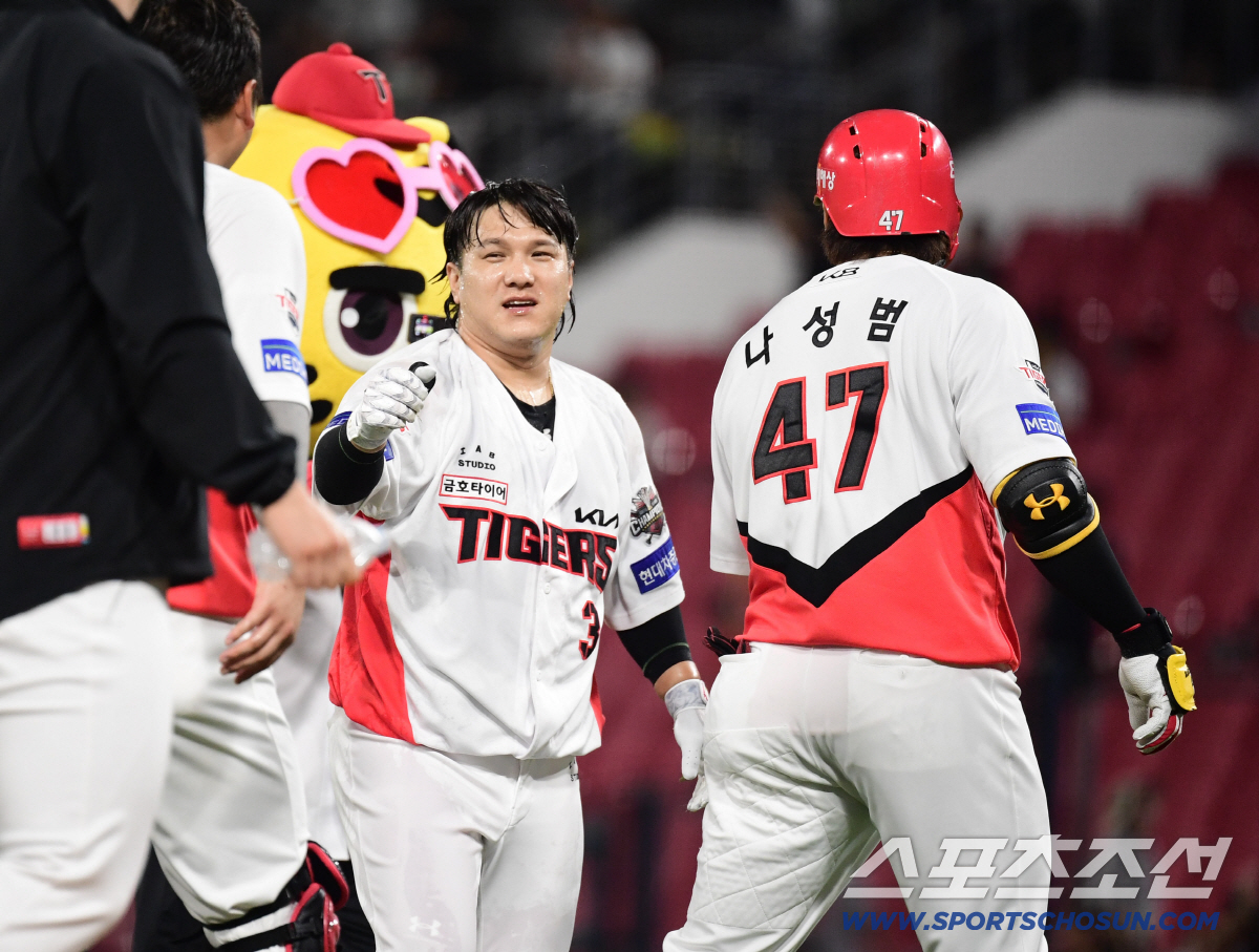 '9회말 2사 최형우 치고 김선빈 끝냈다' KIA 대역전 드라마, 두산 …