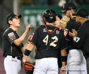 LG는 왜 '꼴찌' 키움한테 말릴까? → LG만 만나면 꼬였던 이강철 감독, 키움을 유심히 봤다