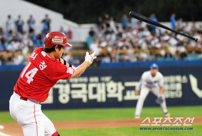 배트 놓친 해프닝, 깜짝 놀랐던 최정...KBO 최초 10시즌 연속 20홈런 대기록 달성