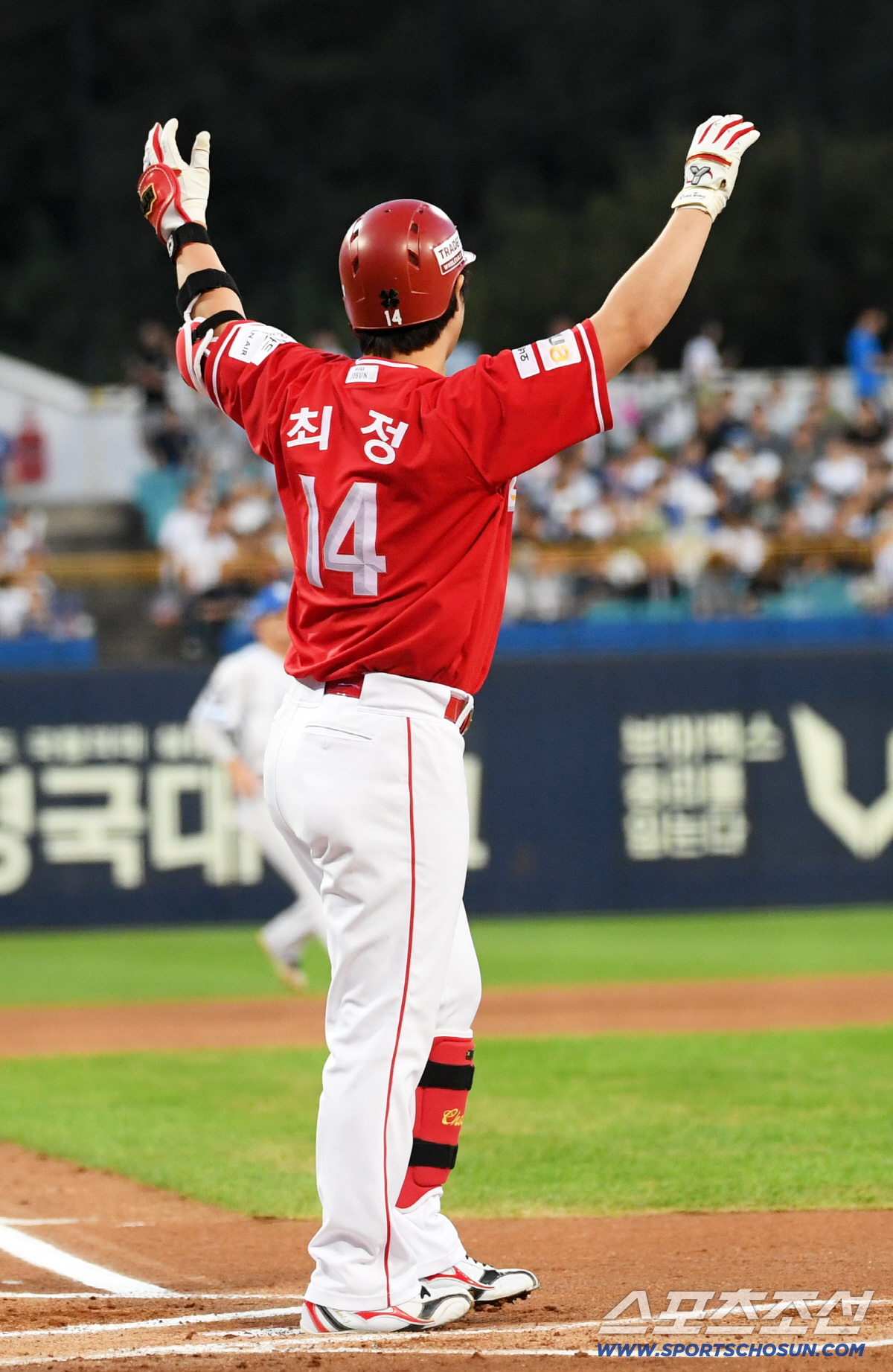 배트 놓친 해프닝, 깜짝 놀랐던 최정...KBO 최초 10시즌 연속 20…