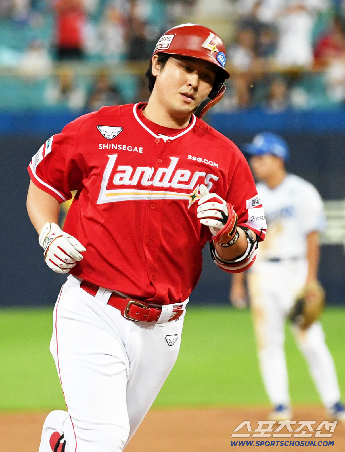 배트 놓친 해프닝, 깜짝 놀랐던 최정...KBO 최초 10시즌 연속 20…
