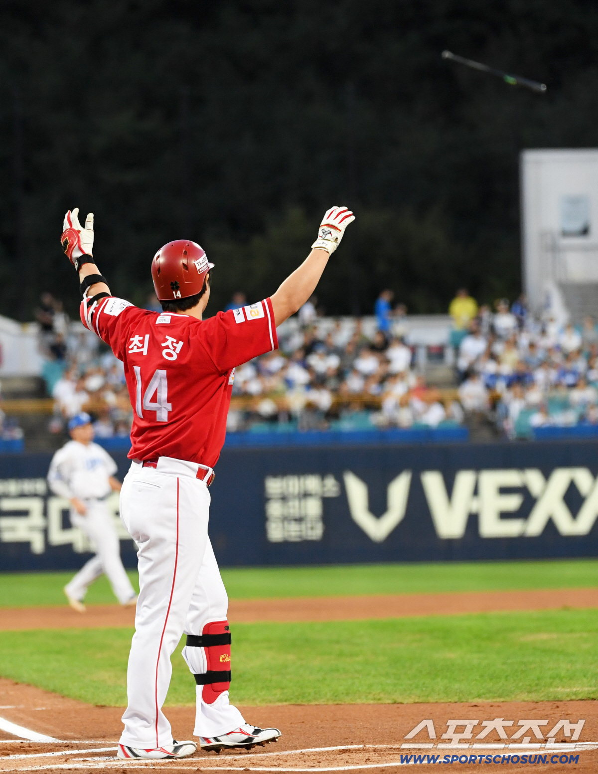 배트 놓친 해프닝, 깜짝 놀랐던 최정...KBO 최초 10시즌 연속 20…