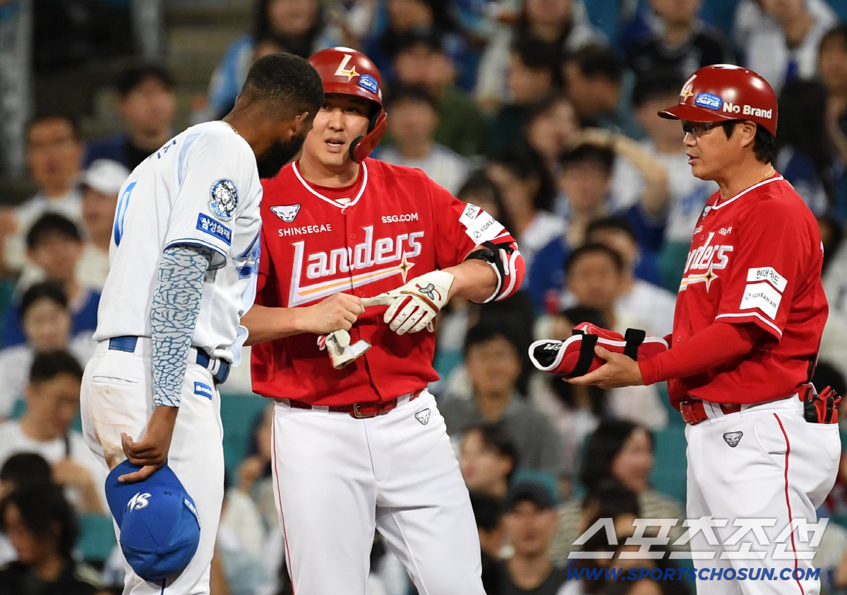 배트 놓친 해프닝, 깜짝 놀랐던 최정...KBO 최초 10시즌 연속 20…