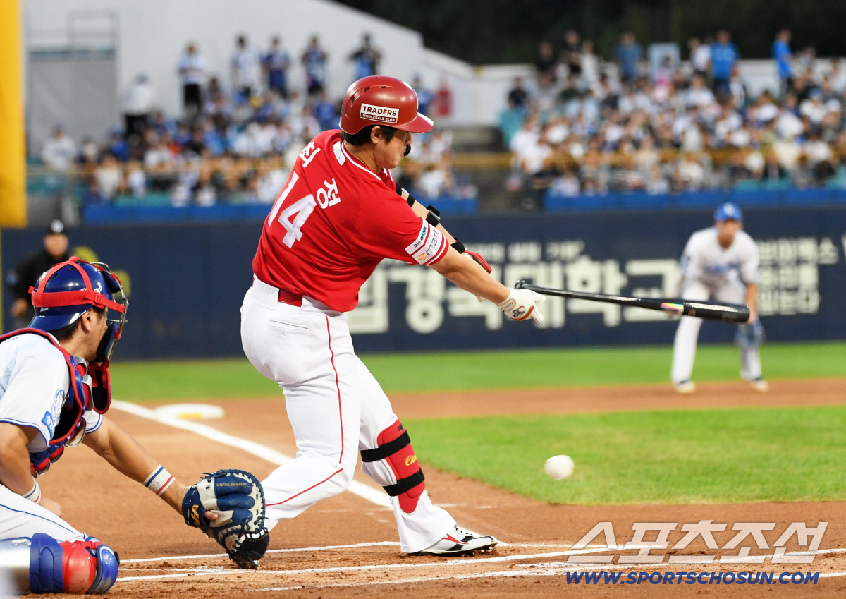 배트 놓친 해프닝, 깜짝 놀랐던 최정...KBO 최초 10시즌 연속 20…