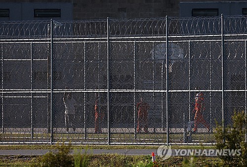 트럼프, 이민 단속 확대 의욕 넘치지만 구금시설 '포화'