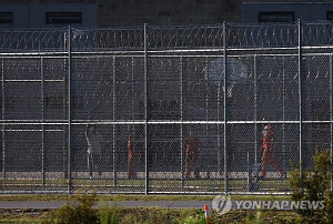 트럼프, 이민 단속 확대 의욕 넘치지만 구금시설 '포화'