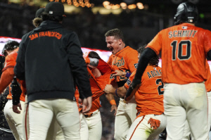 와 완전 땡큐! 이정후 오심 핵이득! 폭풍 삼진이 볼넷으로 둔갑! → 역적 될 뻔했다가 기사회생.. 다저스 끝내기 만루홈런 맞고 멸망