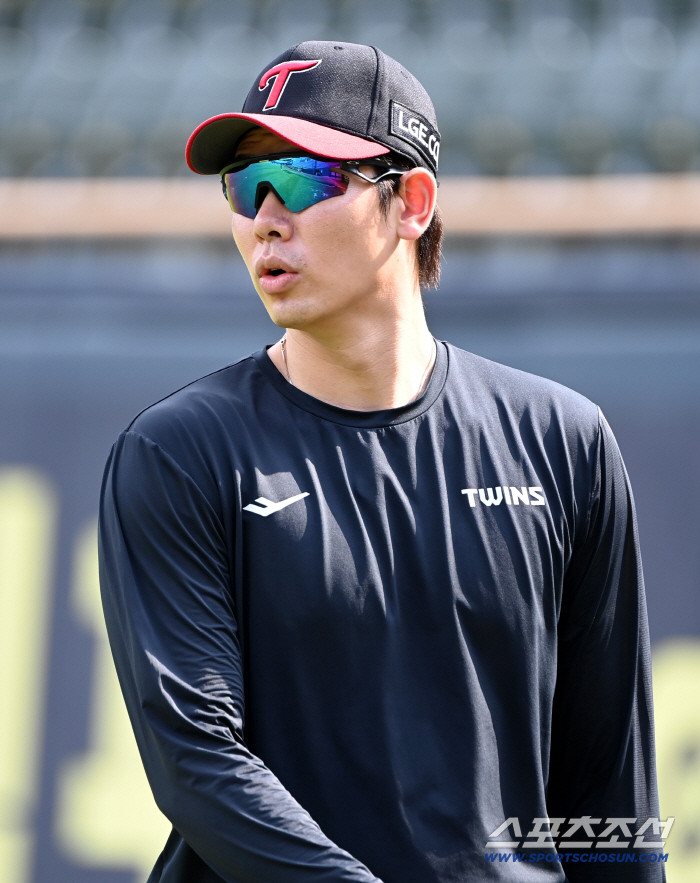 드디어 LG '우승 청부사'가 돌아왔다...염경엽 감독 "홍창기, 차근차근 적응시킨다" [잠실 현장]