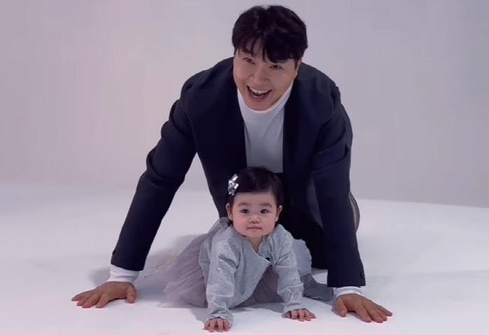 "벌써 연예인이네" 박수홍 10개월 딸, 각종 협찬에 화보까지..데뷔 성…