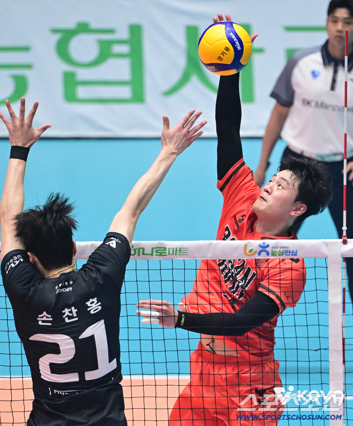 이적 전광인 친정에 16점 폭발, 신영철 감독 OK저축은행, 우승팀 현대…