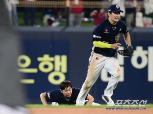 왜 하필 정수빈이 거기에...KIA 살린 마법의 동점타, 감독은 이빨만 깨물고 있었다 [잠실 현장]