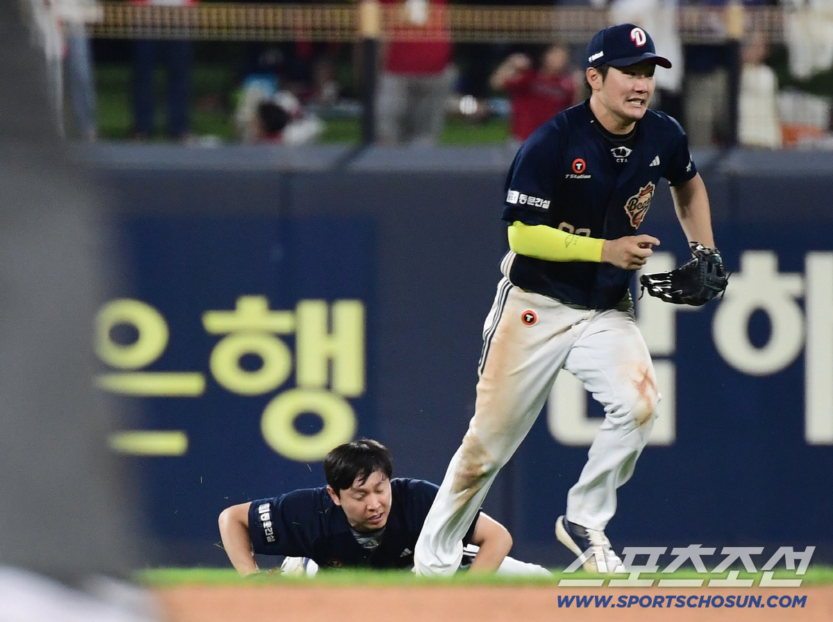 왜 하필 정수빈이 거기에...KIA 살린 마법의 동점타, 감독은 이빨만 …