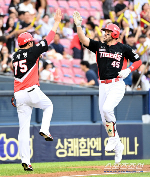 비거리 140m, 사람이 친 거 맞냐...'중독적 공갈포' 위즈덤, LG전 선제 솔로포는 '천금' [잠실 현장]