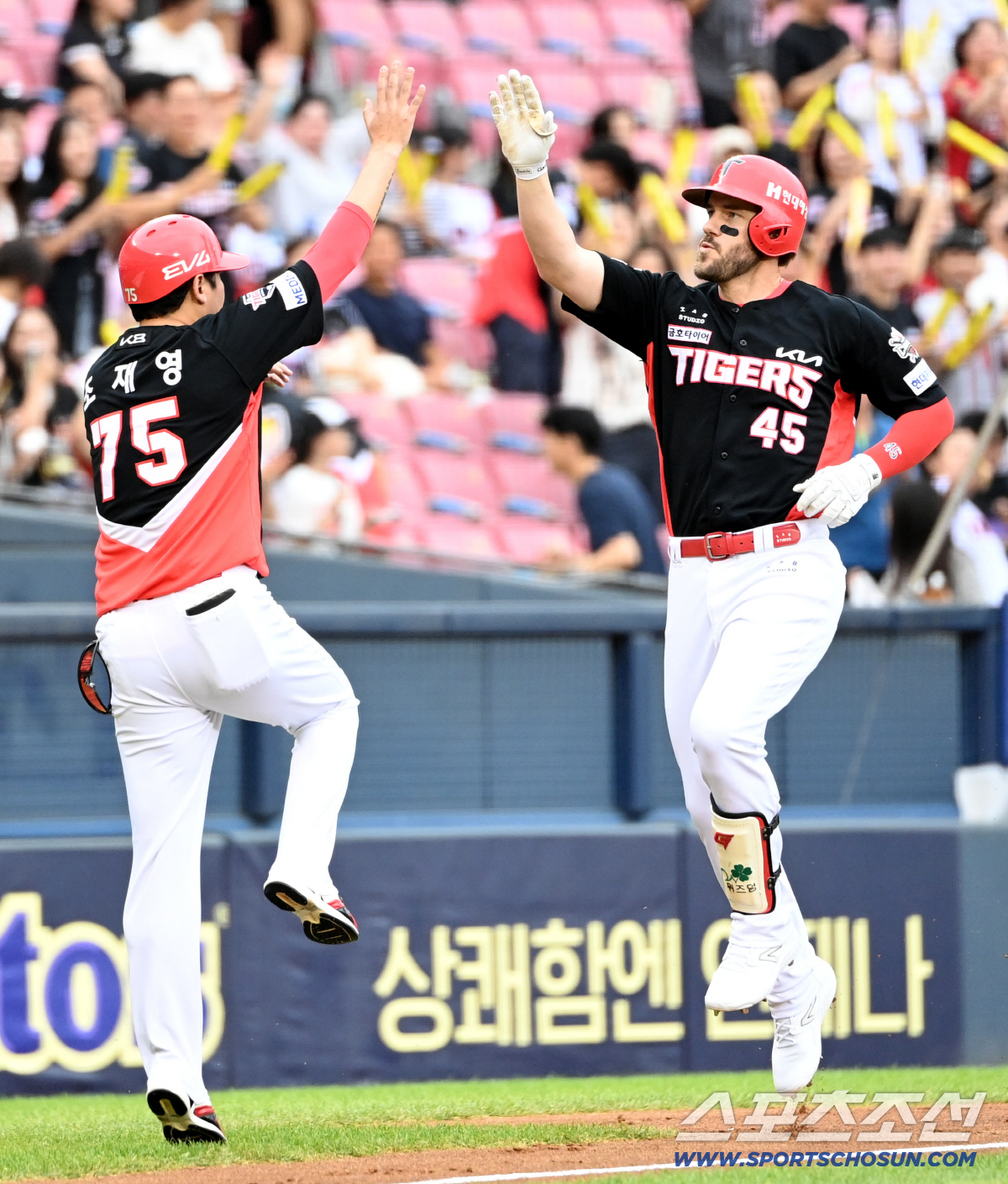 비거리 140m, 사람이 친 거 맞냐...'중독적 공갈포' 위즈덤, LG…