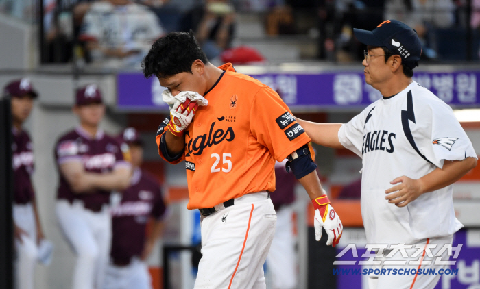 '아찔' 김태연, 140㎞ 직구에 안면 부분 사구→병원 긴급 이동 …하영민 '헤드샷' 퇴장