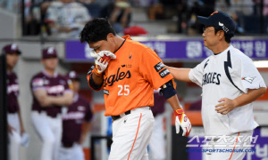 '아찔' 김태연, 140㎞ 직구에 안면 부분 사구→병원 긴급 이동 …하영민 '헤드샷' 퇴장