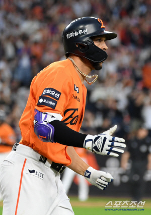 헤드샷 퇴장→실책, 결국 대형 참사로…리베라토, 첫 만루포 터졌다→폰세 17연승 보인다