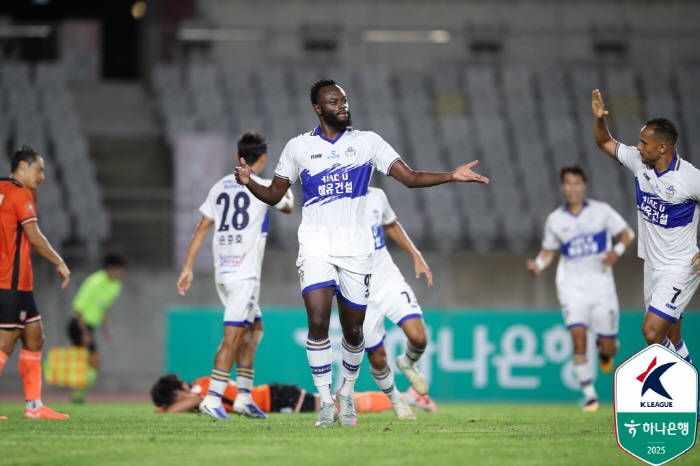 '은고이-데니손-김종석 연속골' 충남아산, 갈길 바쁜 부천에 3-0 대승…