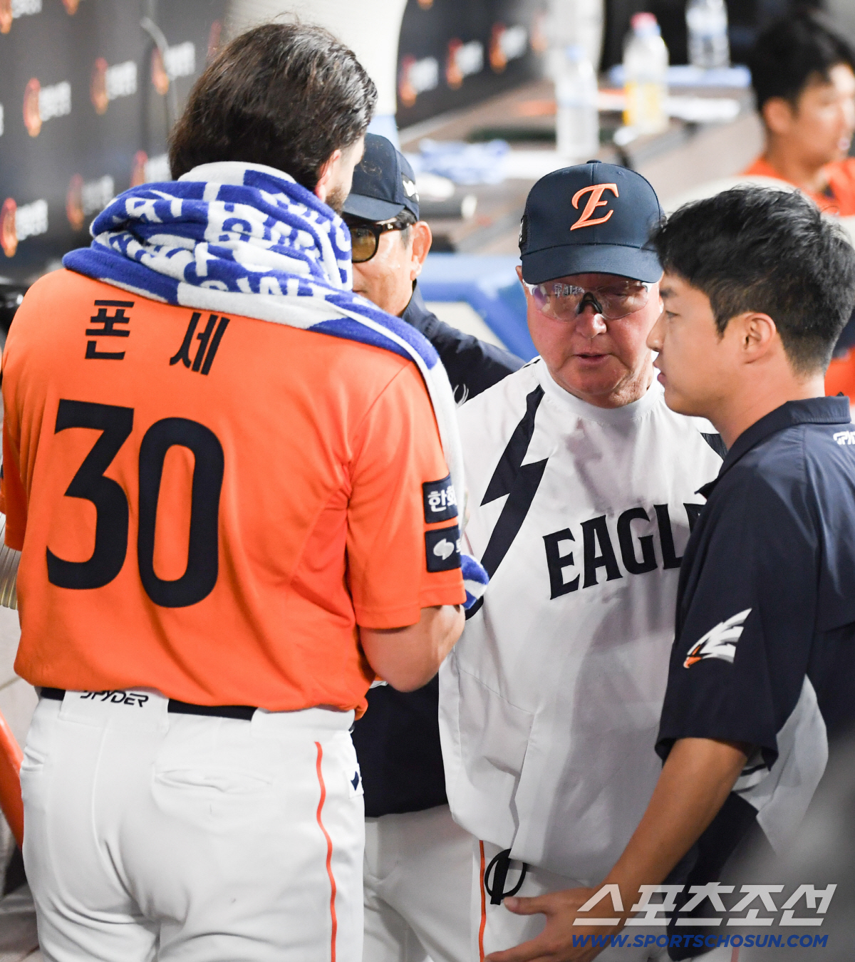 [포토] 폰세 찾아간 김경문 감독 '나이스 피칭'