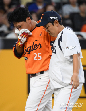 '천만다행' 김태연, 안면부 사구→응급실 이동 