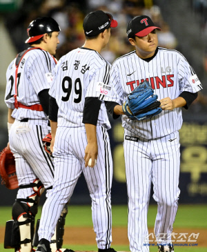 '저 불펜은 아닌가봐요' 염갈량 회심의 카드, 송승기 불펜 투입 결과는 '폭망' [잠실 현장]