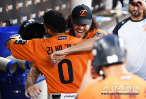 KIA 진짜 고맙다! 이제 2.5G 차 좁혀졌다…폰세 개막 17연승 미쳤다! 한화, 키움 잡고 3연승 [대전 리뷰]