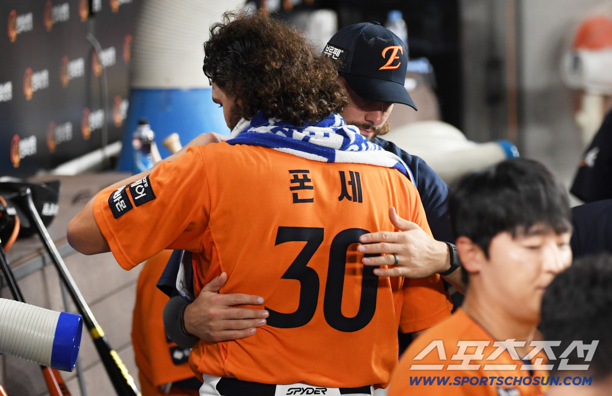 '다신 그러지 마' 폰세 때문에 놀란 가슴 쓸어내린 양상문 코치, 아빠 …