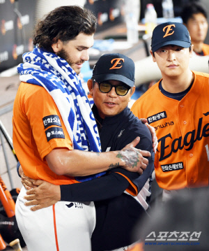 '다신 그러지 마' 폰세 때문에 놀란 가슴 쓸어내린 양상문 코치, 아빠 미소 후 뜨거운 포옹 [대전 현장]