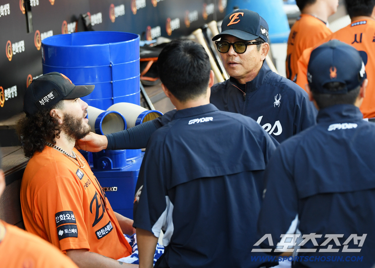 '다신 그러지 마' 폰세 때문에 놀란 가슴 쓸어내린 양상문 코치, 아빠 …