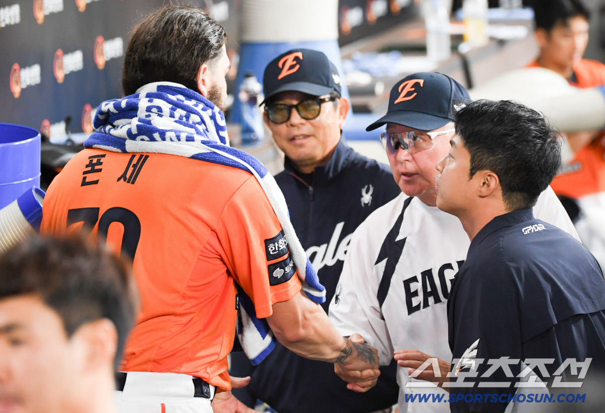 '다신 그러지 마' 폰세 때문에 놀란 가슴 쓸어내린 양상문 코치, 아빠 …