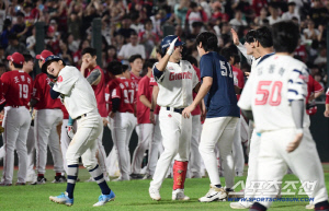 '코시 고인물'은 다르구나! 김태형 교수님의 '실전 투마카세' → 이 혼란한 난타전 최후의 승자는 롯데! 12-11 SSG 잡고 공동 5위 복귀