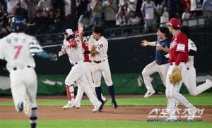 0-5 → 5-5 → 11-7 → 11-11 → 12-11. 롯데 미친 집념의 추격전, 가을야구 불씨를 되살렸다! 김태형 감독도 흐뭇 