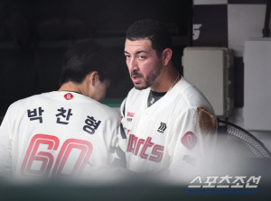 '투구 도중 넘어지기까지...' 이제 1이닝도 버겁다. 롯데 벨라스케즈 '⅔이닝 5실점' 몸도 마음도 만신창이[부산현장]