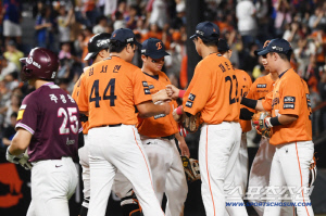 'LG 긴장해라' 선두 경쟁 끝까지 간다…2.5G 차 추격 