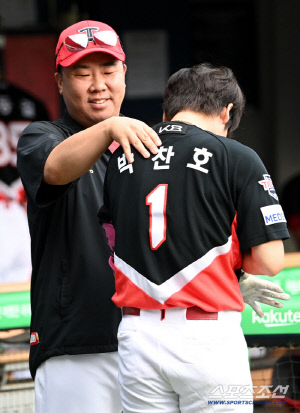 '찬호야, 오늘도 부탁해' 이범호 감독 격려에 4안타로 화답한 박찬호[잠실 현장]