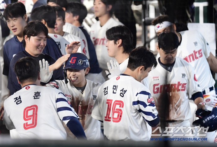 마황의 매력이란.. 롯데 황성빈 "오늘 같은 응집력, 끝까지 보여드리겠다. 정훈 선배님이 선수단을 모았다"