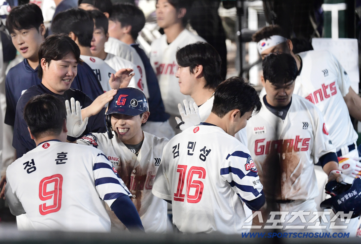 마황의 매력이란.. 롯데 황성빈 "오늘 같은 응집력, 끝까지 보여드리겠다…