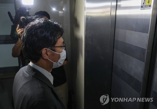 이종섭 호주도피 의혹수사 확대…공관장회의 주도 안보실 겨냥