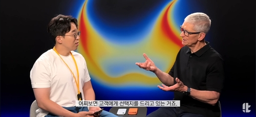 팀 쿡 "한국 고객 사랑…아이폰17 시리즈 각각 어필"