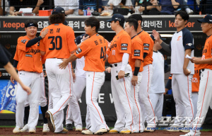 타자 일순→6득점 '빅이닝', 그래도 웃지 못했다…'우승포수' 왜 선수단 소집했나