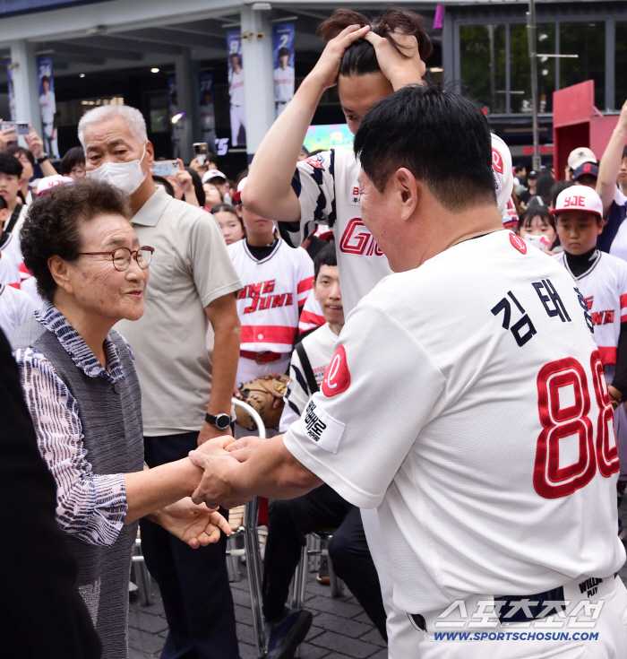 '하늘에서 우승을 기원할 듯...' 부산 레전드 최동원 '메모리얼 데이' 추모한 롯데는 극적인 역전승[부산현장]