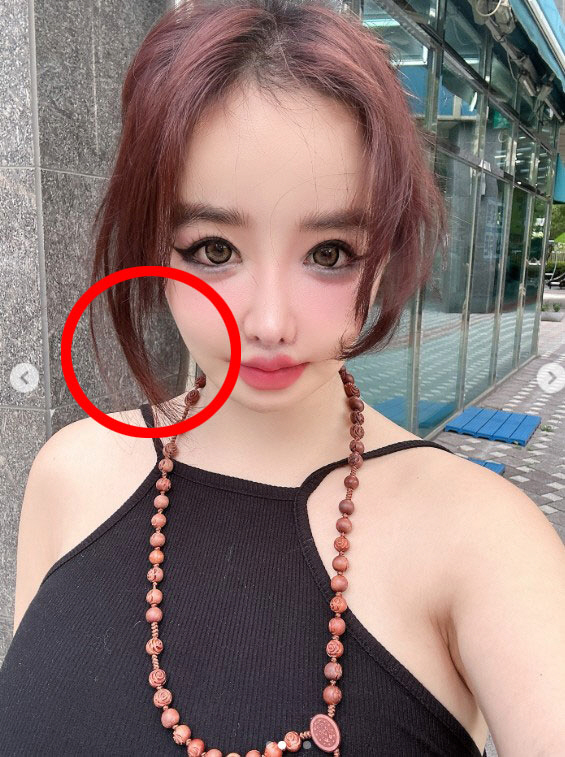'활동중단' 박봄, 필터 보정 의혹 또 나왔다..."건물 기둥이 휘었네"