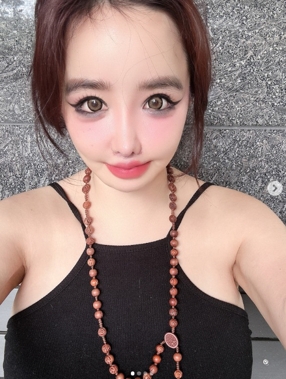 '활동중단' 박봄, 필터 보정 의혹 또 나왔다..."건물 기둥이 휘었네"