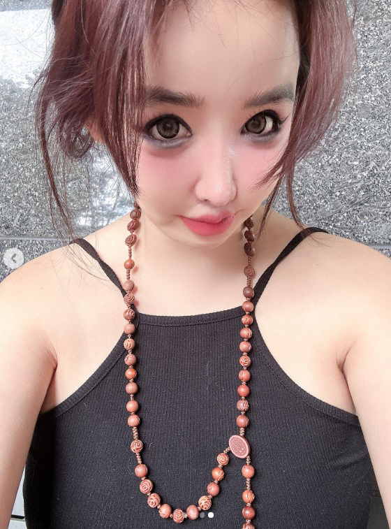 '활동중단' 박봄, 필터 보정 의혹 또 나왔다..."건물 기둥이 휘었네"