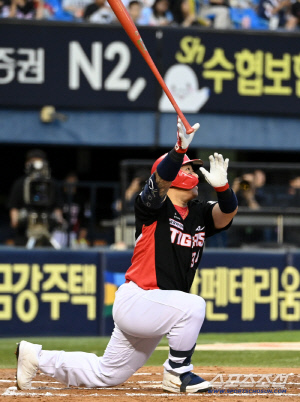 무릎 꿇고 홈런이라니? 42세 최형우의 불가사의 파워 → 