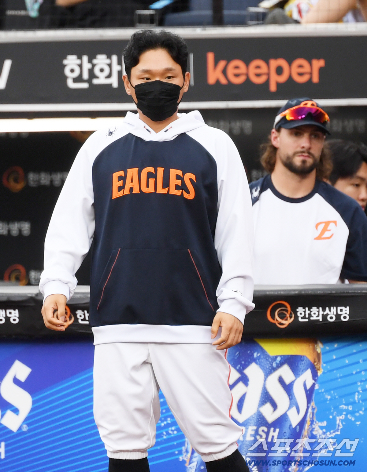 [포토] 김태연 '치료 후 벤치에서 응원'