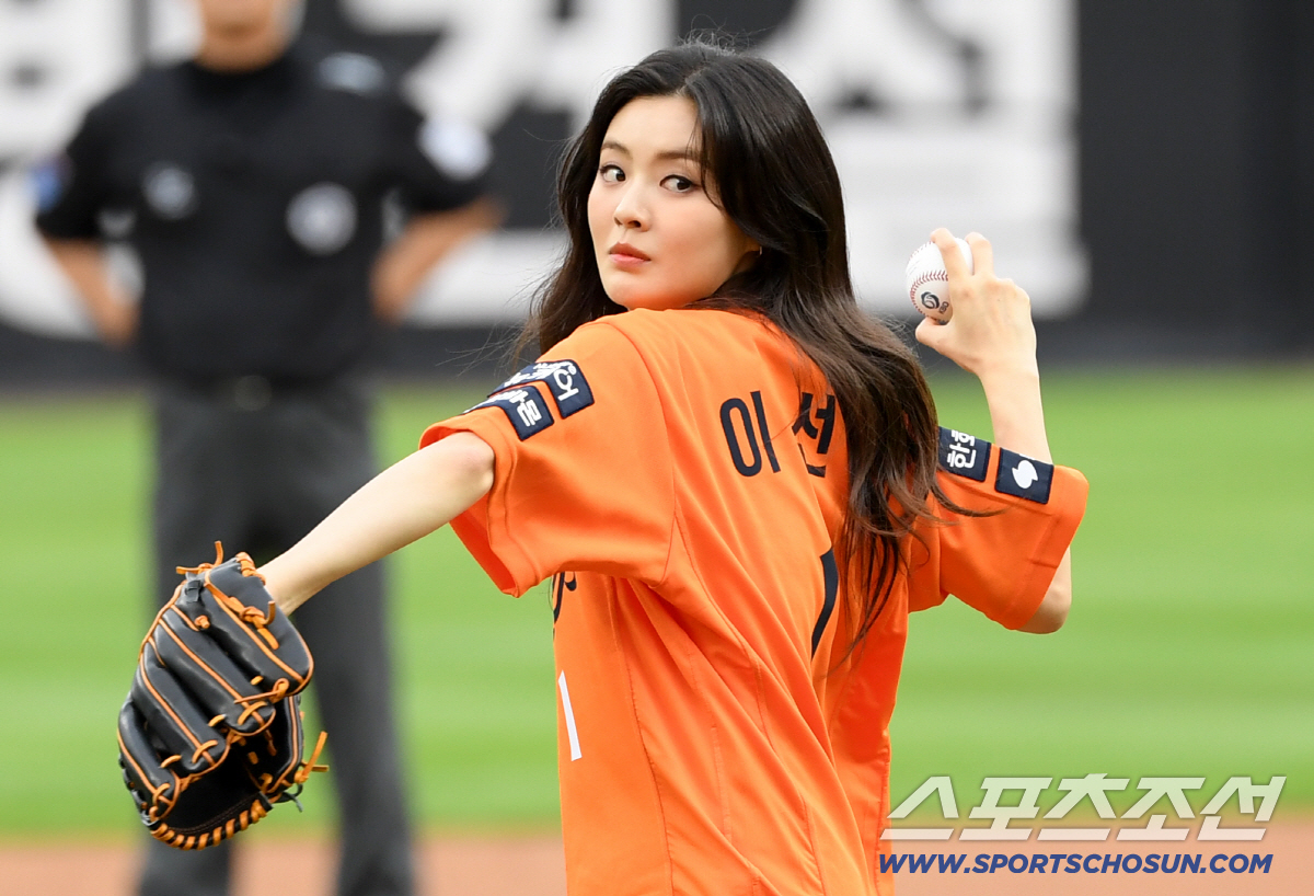 [포토] 이선빈 '설레는 시구'