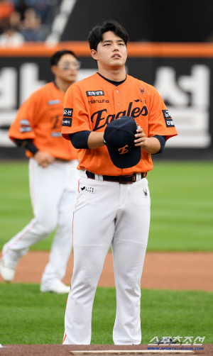 '이럴수가' 문동주가 무너졌다…고춧가루 부대 화력 무섭네, '시즌 개인 최다 실점'