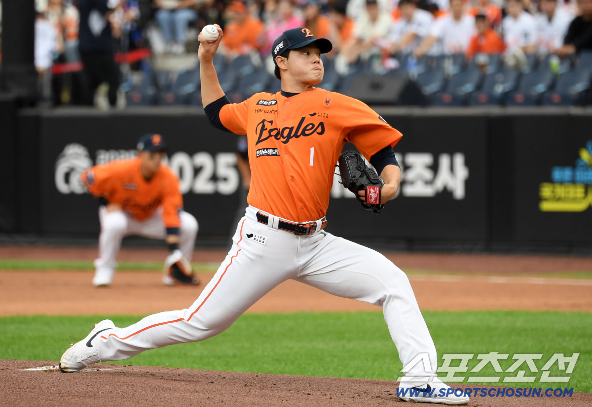 '이럴수가' 문동주가 무너졌다…고춧가루 부대 화력 무섭네, '시즌 개인 …